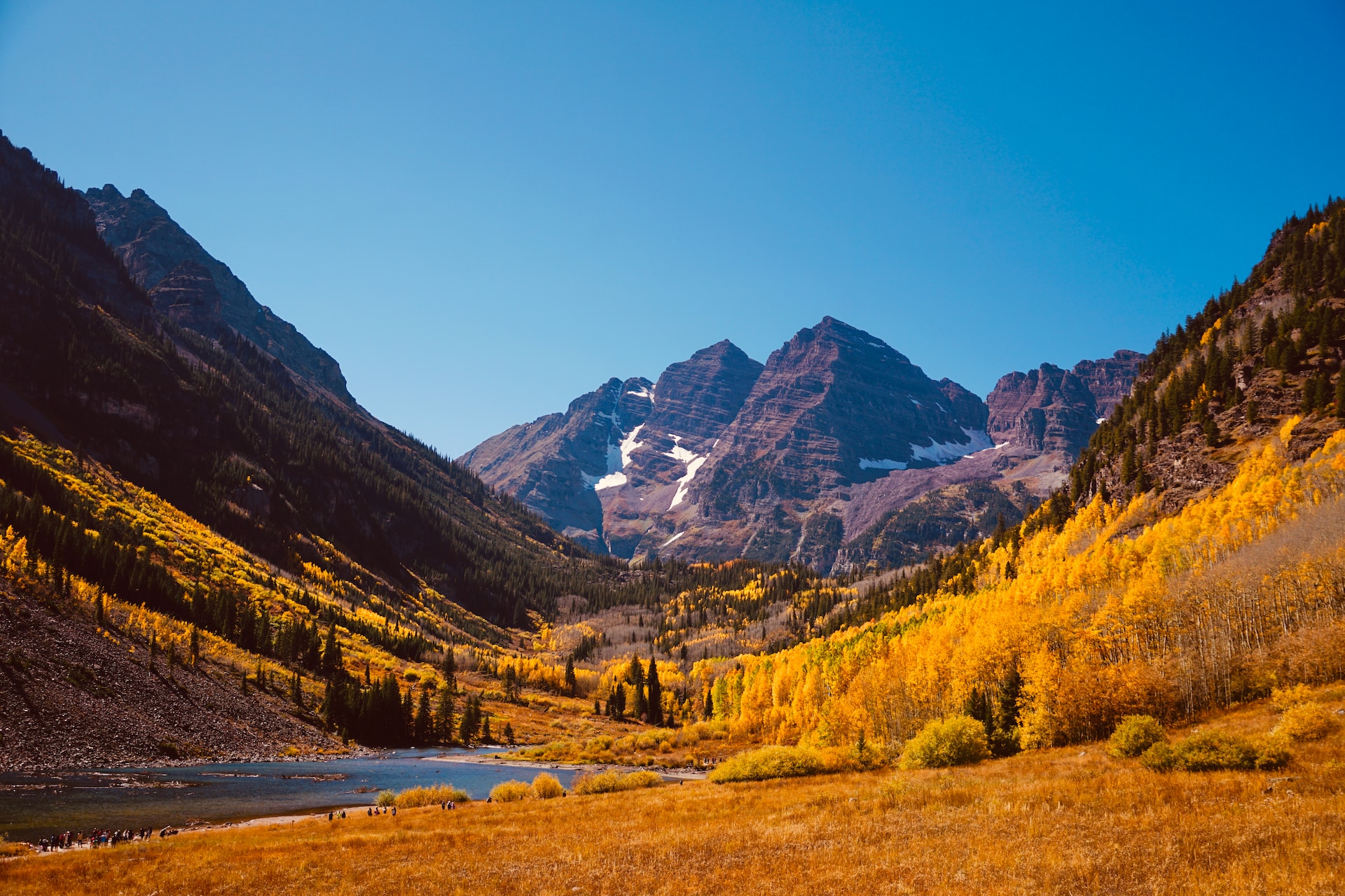 [Autumn 5-Day Canadian Rockies] in Banff, Yoho,Jasper, visit Lake Louise,  Emerald Lake, Peyto Lake and Lake Minnewanka. Walk on Johnston Canyon and Maligne Canyon, Airport pickup & drop off, Optional Upgrade to Fairmont Hotel