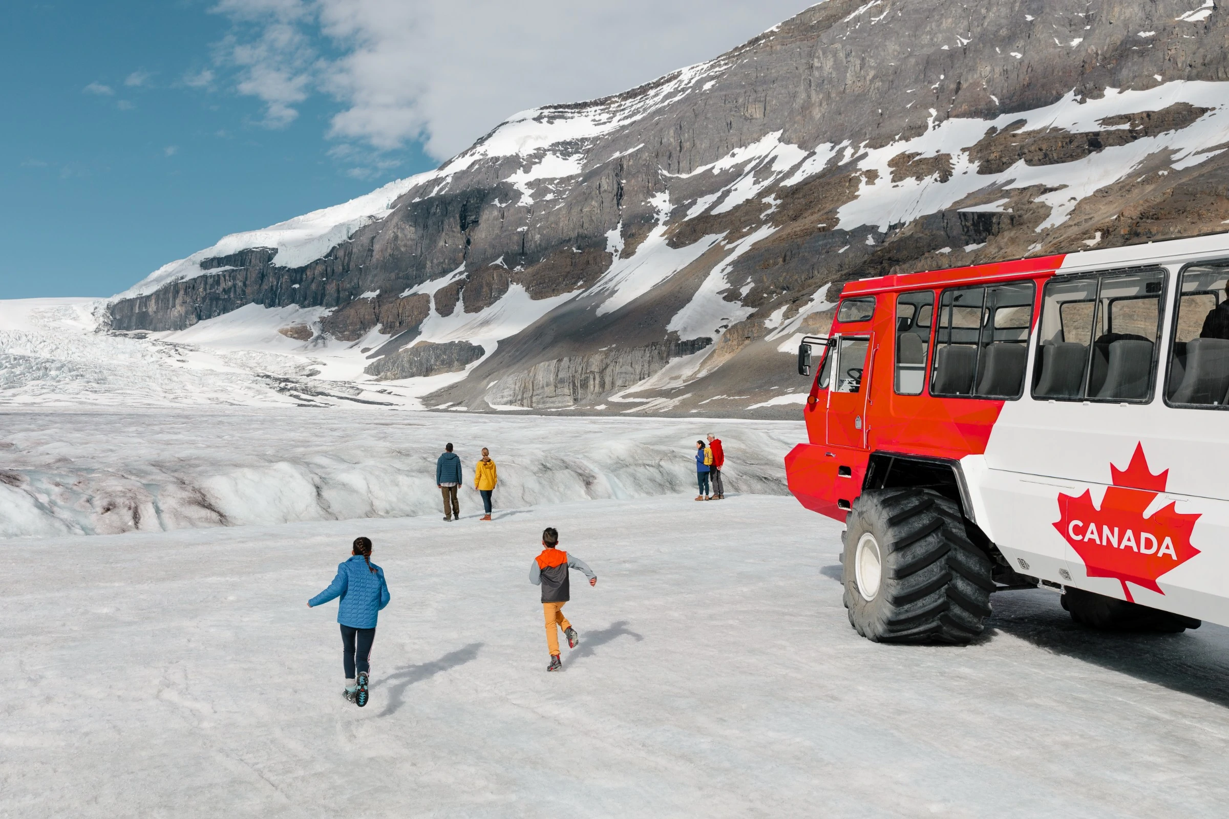 <4 days >【 Small group of 14 people, guaranteed 1 night stay in Fairmont Cheteau Lake Louise 】 Canadian Rocky Mountains 3 National parks [Jasper, Yoho, Kootenay], 6 famous lakes [Lake Louise, Moraine Lake, Emerald Lake, Bow Lake, Peyto Lake, Maligne Lake], 1 special canyons [Marble], Walk the Columbia Icefield including complementary airport pick-up in Calgary