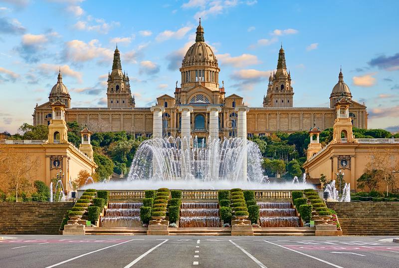 e-巴塞罗那国家宫博物馆-巴塞罗那国家宫博物馆西班牙正方形的与喷泉夏日-154525924.jpg