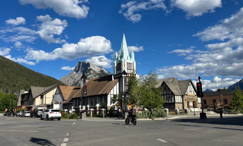 5-Day Canadian Rockies Tour | Glacier View Lodge | Icefield Adventure