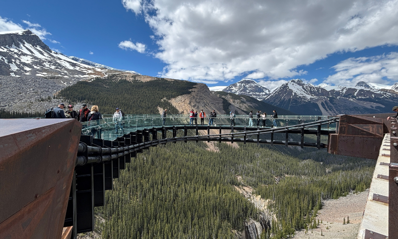 5-Day Canadian Rockies Tour | Glacier View Lodge | Icefield Adventure