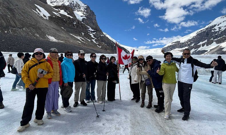 5-Day Canadian Rockies Tour | Glacier View Lodge | Icefield Adventure