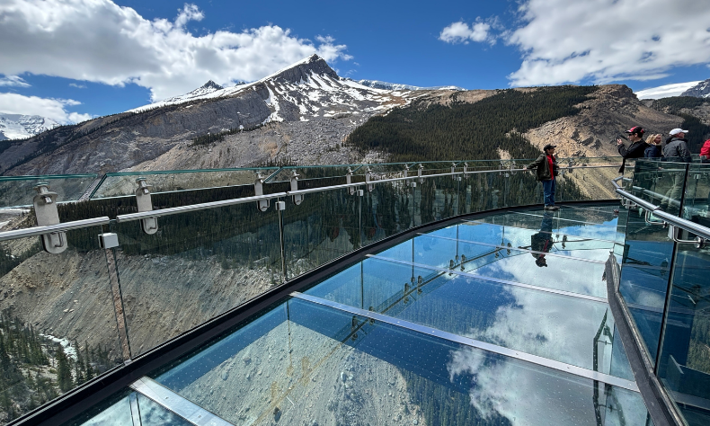 5-Day Canadian Rockies Tour | Glacier View Lodge | Icefield Adventure