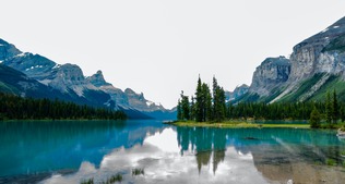 [7-Day] Thrilling Rockies Tour, visit Banff, Jasper, Yoho, Waterton National Park and Drumheller from Calgary[Comp. bottled water & luggage tag, Travel APP FREE seat selection]