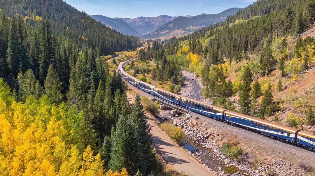 [CAD350 OFF/PAX] Rocky Mountaineer & Rockies Bus Tour Super Deal